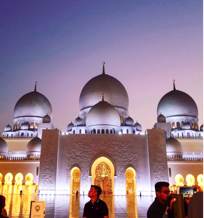 How To Visit Abu Dhabi's Grand Mosque During A 3-Hour Layover 5 Witnessing the blue hour at the Grand Mosque in Abu Dhabi during a layover