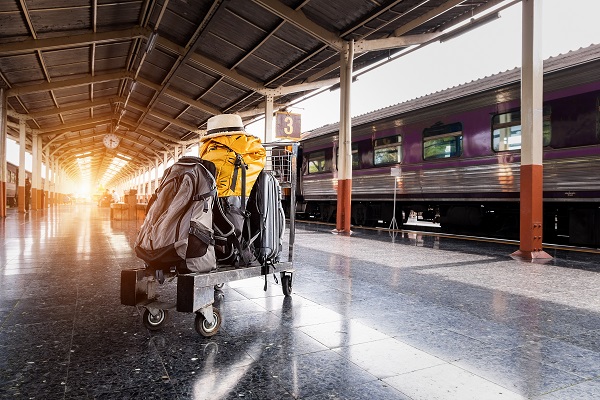 When leaving the airport during a layover, it's important to keep the amount of luggage you carry with you at a minimum. Otherwise, your experience will be more troublesome than enjoyable.