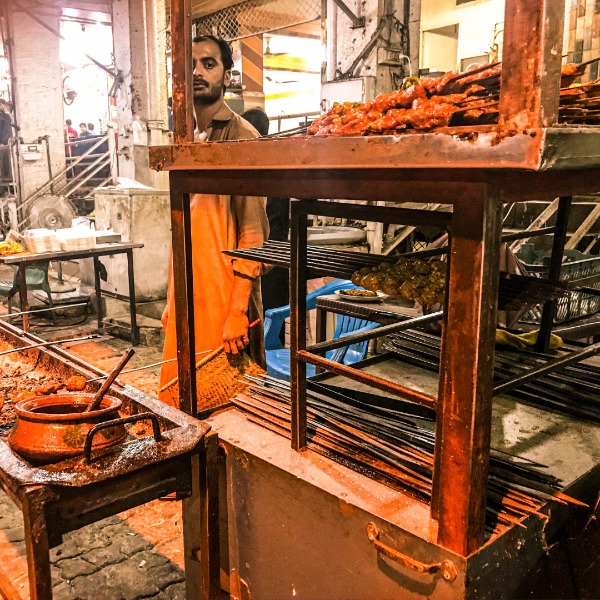 10 Awesome Things To Do In Islamabad In A Day 8 You'll find the most authentic food and shopping experience in Islamabad at a local markaz.